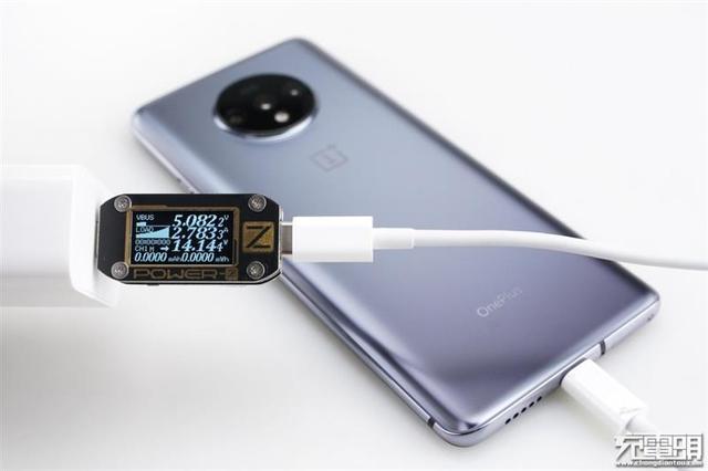 #环球网#体积缩减27% 小米65W PD充电器评测