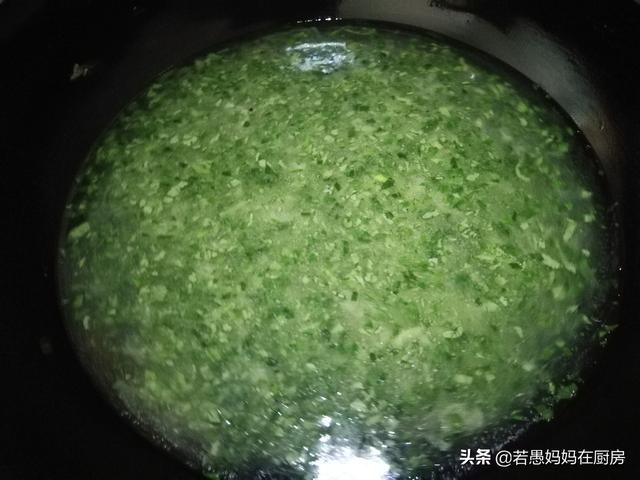 青椒|农村人真会吃，一碗面粉，一碗青豆，十分钟出一锅清新爽口的美食
