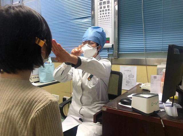 姿势|刷手机上网、熬夜打游戏，北京儿童医院眼科就诊患儿一天近千人次