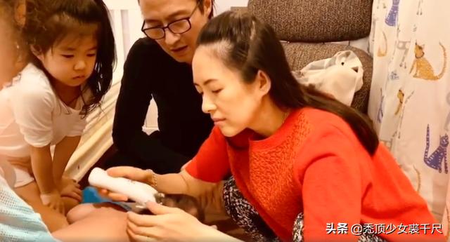 给糖就不闹|章子怡左小青合影曝光两人对镜浅笑，二胎后发际线后移额头吸睛