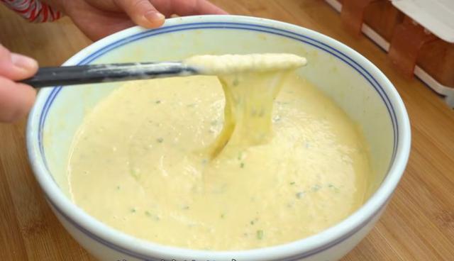 冬天发面饼这样做，手不沾面不揉面，松软又好吃，凉了也不硬