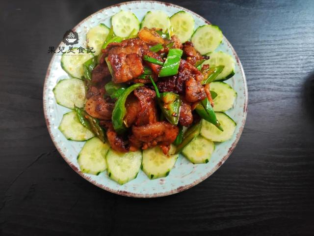 五花肉简单腌一腌，放锅里一煎，出锅后肥而不腻，吃着比烤肉还香