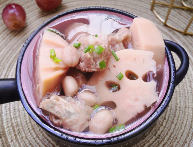 炖莲藕汤为啥总发黑？大厨教我1招技巧，莲藕鲜香软烂，色泽白净