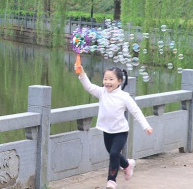 「超级宝妈」孩子不到一定年纪，家长尽量不要带他去这4个地方，见世面也不行