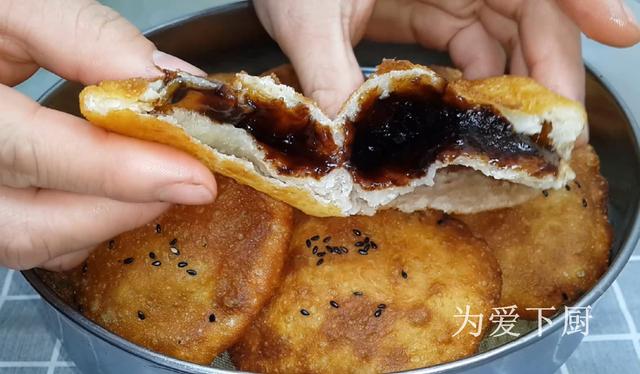 在家面粉别炸油条了，开水一烫，比蛋糕烧饼还香，真的非常美味