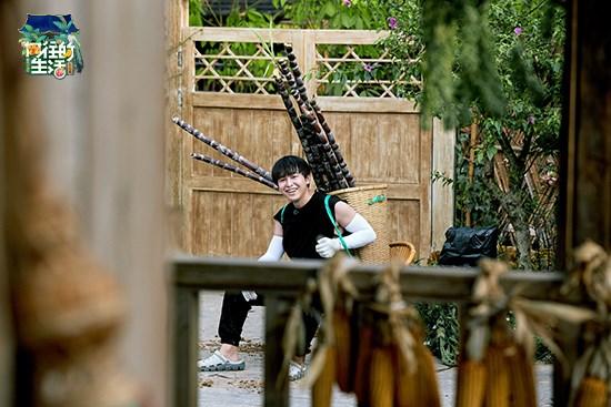 彭昱畅《向往的生活》玩转泼水节 蘑菇屋最拼农活小能手现身|fun娱乐