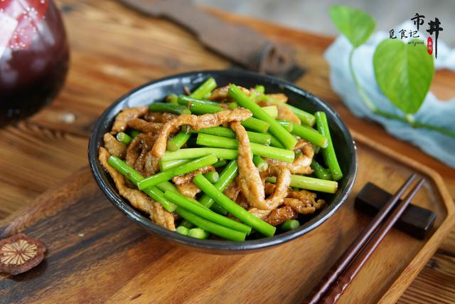 如何炒出翠绿的蒜苔？炒之前记得加一步，蒜苔不发黄，翠绿入味