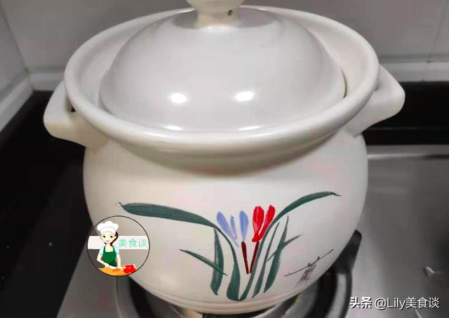 冬天银耳和此一起煮，每天喝一小碗，润肤又营养，温暖美丽过冬天