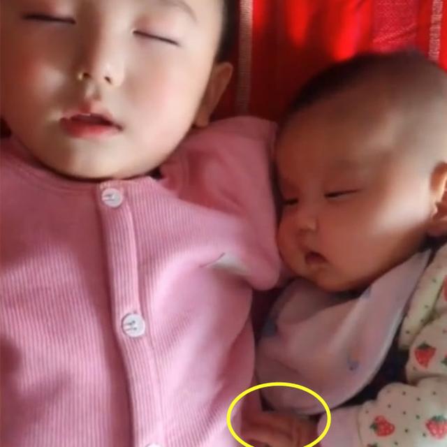 「超级宝妈」哥哥哄弟弟一起睡着了，妈妈掀开被子看见这一幕，心都暖化了