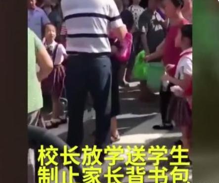 不应该帮孩子背书包吗？军人父亲：背过你才知道有多重