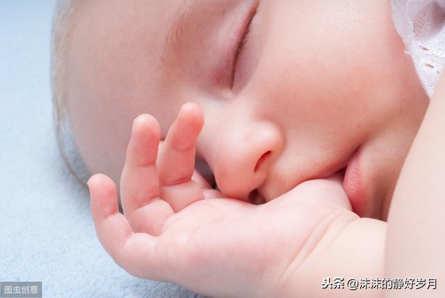 超级宝妈▲同样是吮吸手指，但婴儿和幼儿年龄不同，自然要区别对待哦