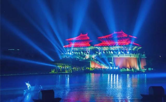 我的天！蔡徐坤、Angelababy、郭麒麟等跑男家族成员齐聚清明上河园！穿宋装、玩穿越，一起揭开这里的神秘面纱|影视交流地