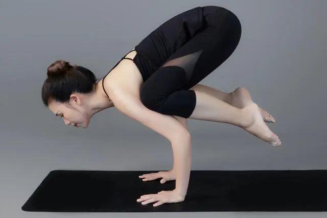 带货女王背部减肥体式交给你，练完穿上小吊带，“蝴蝶骨”清晰可见好迷人