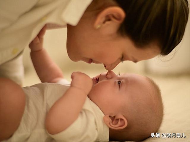 你的育儿经▲最＂暖＂宝宝走红！刚出娘胎就急着和妈妈抱抱，网友：请多关照