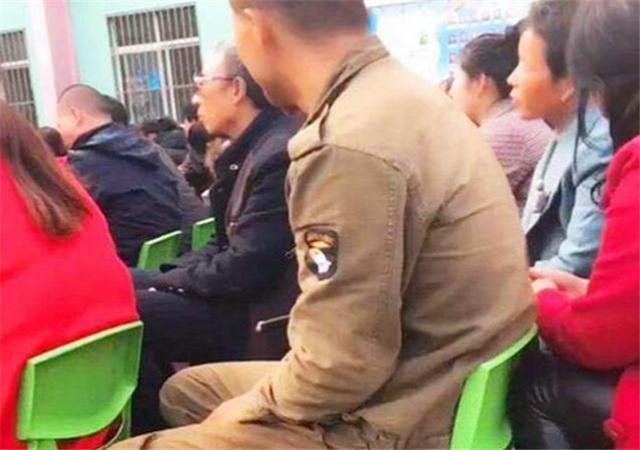 【超级宝妈】孩子父亲穿工作服开家长会，被其他家长嘲笑：真丢孩子的脸