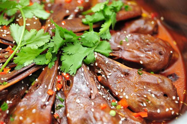 脑梗多半是"吃"出来的，老年人4种食物要"忌口"少给血管添堵