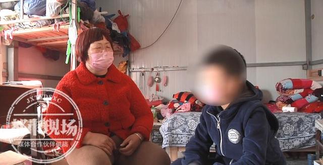 超级宝妈■妈妈哭着打儿子：你打赏的4万块，我得装4万袋水泥！