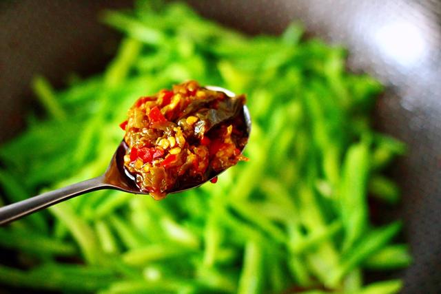 做虾别只会水煮、盐焗，试试香辣芸豆丝爆虾，味道鲜香，方便