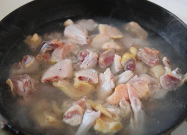 炖鸡肉，直接炖还是先焯水？都不对，掌握3窍门，肉嫩汤鲜还不腥