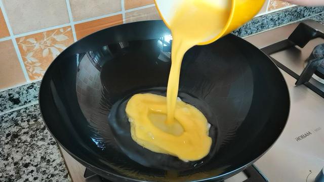 家常小炒豆芽菜炒蛋，以前在农家庄吃过一次，一直对它恋恋不忘