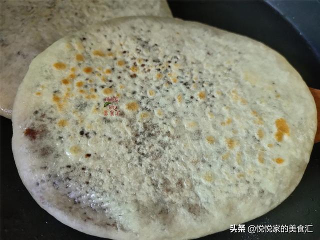 孩子爱吃软饼，搅一搅就能做，3分钟烙一锅，柔软筋道糖汁不乱淌