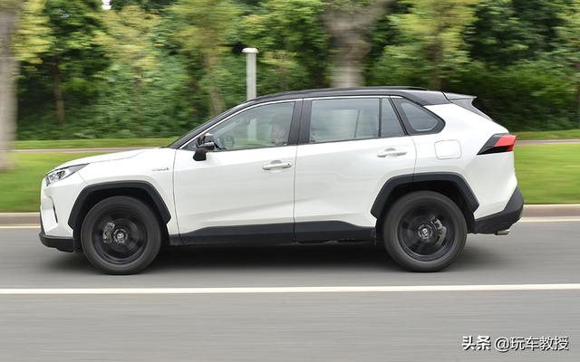 两种动力三种四驱 RAV4荣放这台“神车”到底该怎么选？