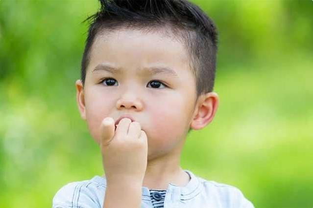你的育儿经：宝宝总爱“啃指甲”，是缺少维生素吗？“深层”原因父母了解一下