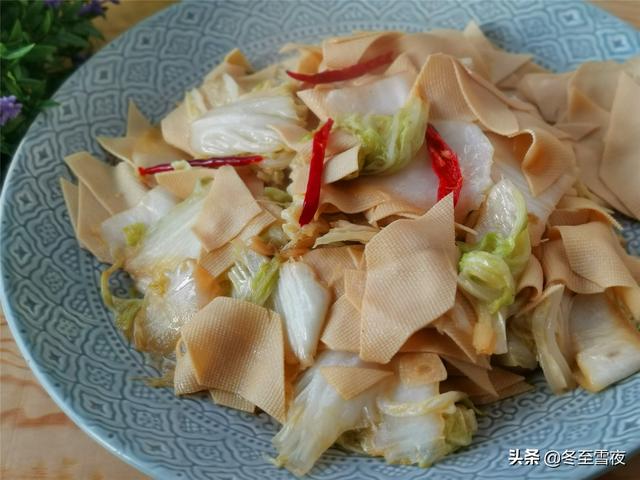 冬季家常，白菜这样搭配炒，不用放肉也好吃下饭