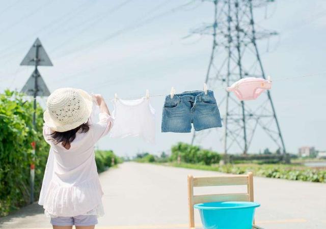 「你的育儿经」孩子的衣服不能放外面过夜？看完才知晓，老一辈的说法有科学依据