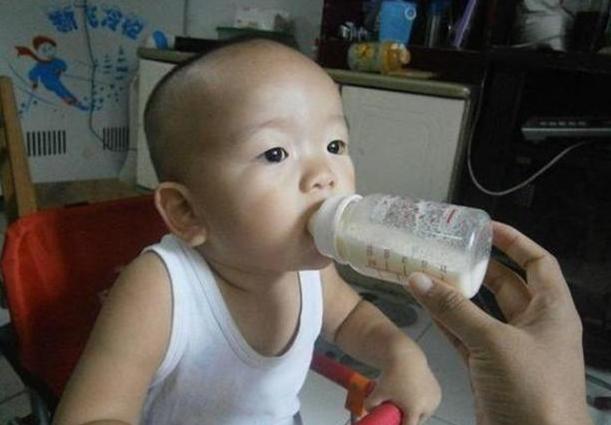 【你的育儿经】女儿只喝奶奶冲的奶粉？疑惑的宝妈偷尝一口后，淡定不了了