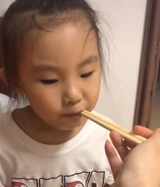 超级宝妈@宝妈把孩子养的鱼炖了，5岁女儿忍不住悲伤大哭，含泪吃掉两碗饭