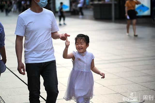 超级宝妈|逛街购物，“全家行动”过“六一”| 晨镜头