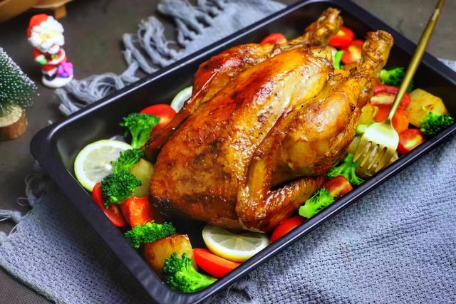 烤鸡还在外面买？在家做一样外酥里嫩，嫩滑多汁，一人吃一只
