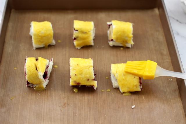 蓝莓香蕉吐司卷，我家早餐就吃它，卷一卷就做好，带便当特有面子