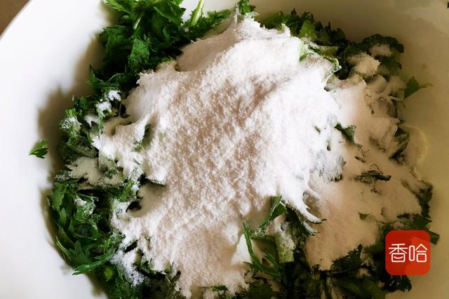 大厨分享清蒸茼蒿的技巧，清脆碧绿不变色，不粘不坨不出水