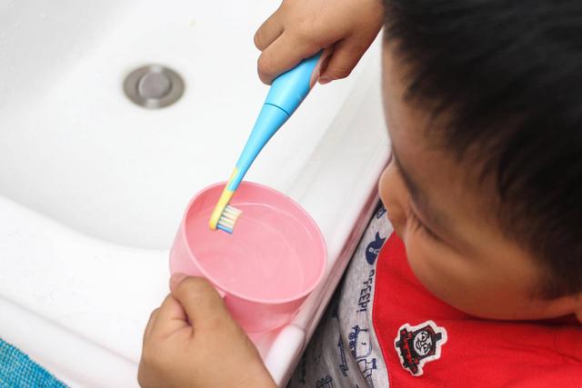 超级宝妈|小熊熊陪伴孩子刷牙,罗曼儿童声波电动牙刷K6体验