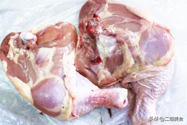 给家人炖鸡肉，别直接切块就下锅了，这3个部位毒素多，要去干净