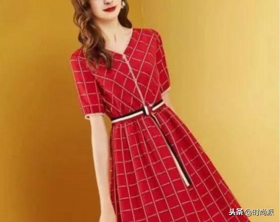时尚探究社端午节回家，别穿太土气，瞧新出的这款气质裙，精致又减龄