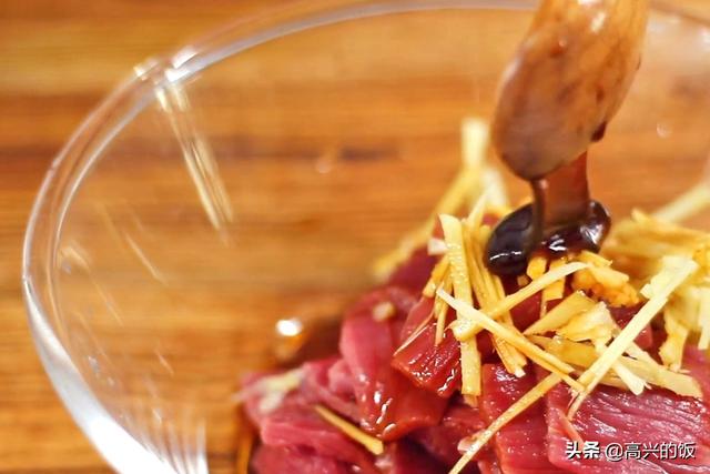 2包榨菜、1块牛肉，不炒不炖，这样做8分钟出锅，口感嫩滑