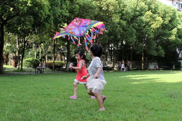 凉年|“怎么不先救我孩子?”两个孩子落水,宝爸先救自己儿子遭指责