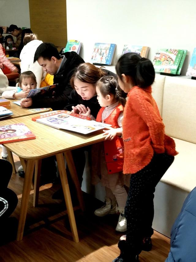 【超级宝妈】半夜幼儿园老师发错群，来不及撤回赶紧道歉，家长群炸锅了