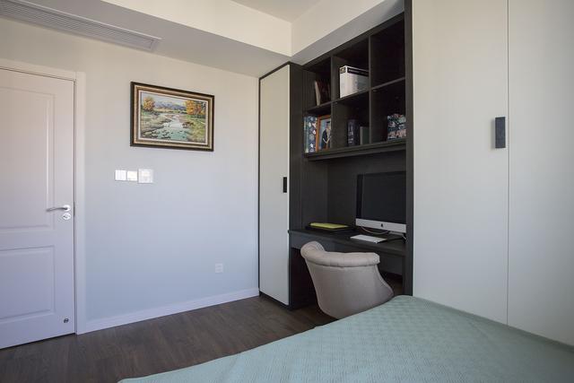 103m2堪称收纳满分典范，飘窗、榻榻米和全屋定制柜，储物大5倍