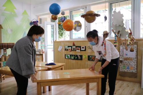 [你的育儿经]幼儿园最晚开学，升小学怎么办？家长挺焦虑，网课上不上？