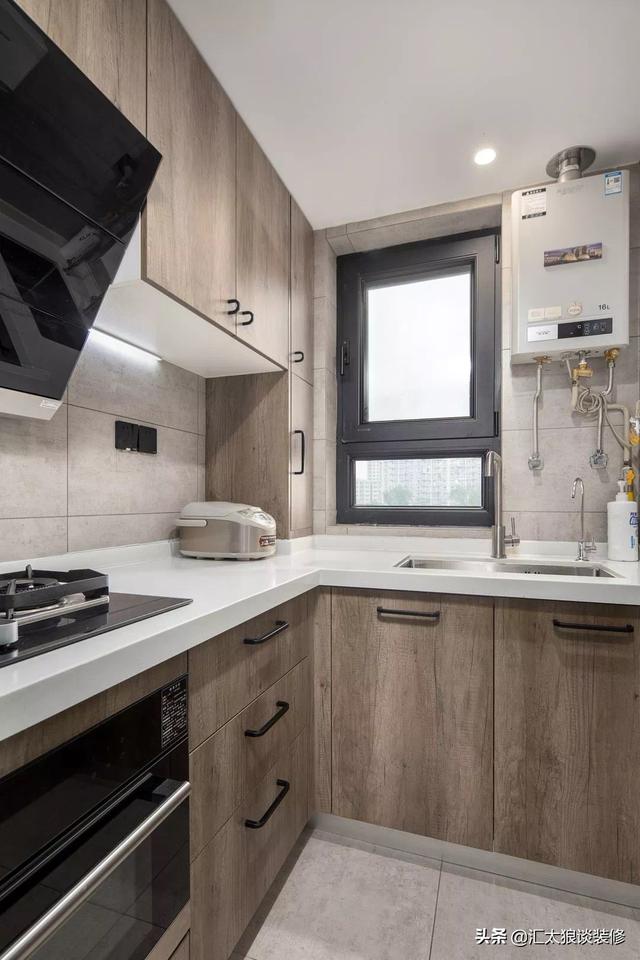 47㎡小户型，客餐厨卫样样全，还有俩卧室和衣帽间，这设计我服