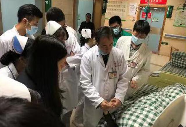 这医生每天脚绑4公斤沙袋上班，西医从业廿载又攻读中医博士