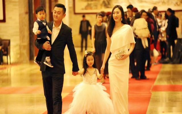 你的育儿经：幼儿园毕业典礼成上流宴会，宝妈吐槽被排挤：没钱就别来这上学