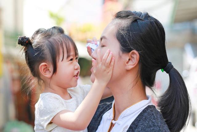 养“高需求”宝宝是啥体验？网友讲述戳中共鸣，这类孩子太难带了