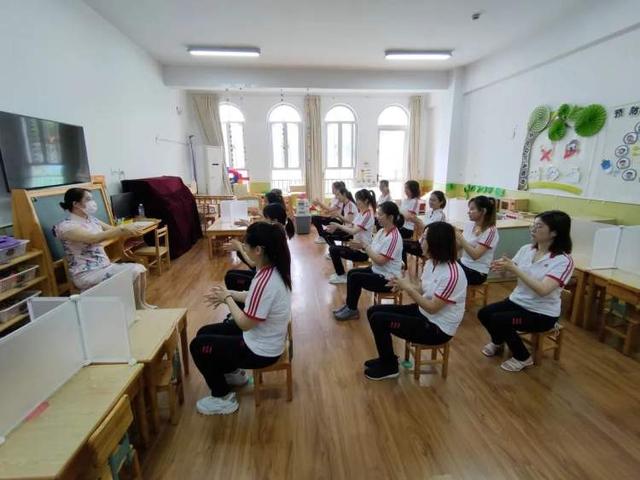 超级宝妈|透明隔离板用餐 错向而睡，幼儿园开学在即 为幼儿筑起一道坚固的“防护墙”
