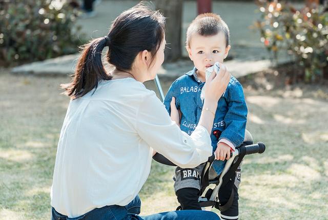 孩子未满三岁要“管好嘴”，这些食物对脾胃不“友好”，少吃为妙