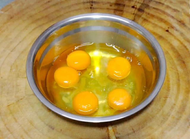 西红柿炒鸡蛋很多人第一步就没做对，难怪不好吃，教你饭店做法